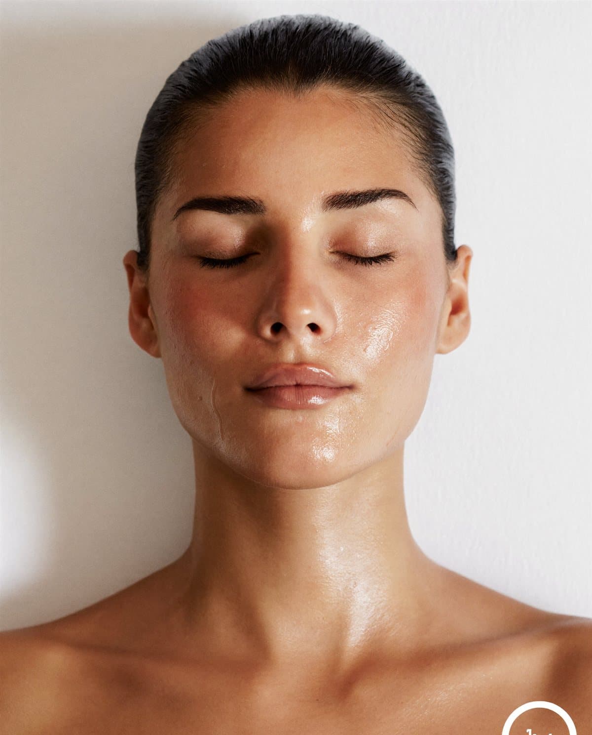 Ritual de preparación de piel con terapia de luz antes del maquillaje