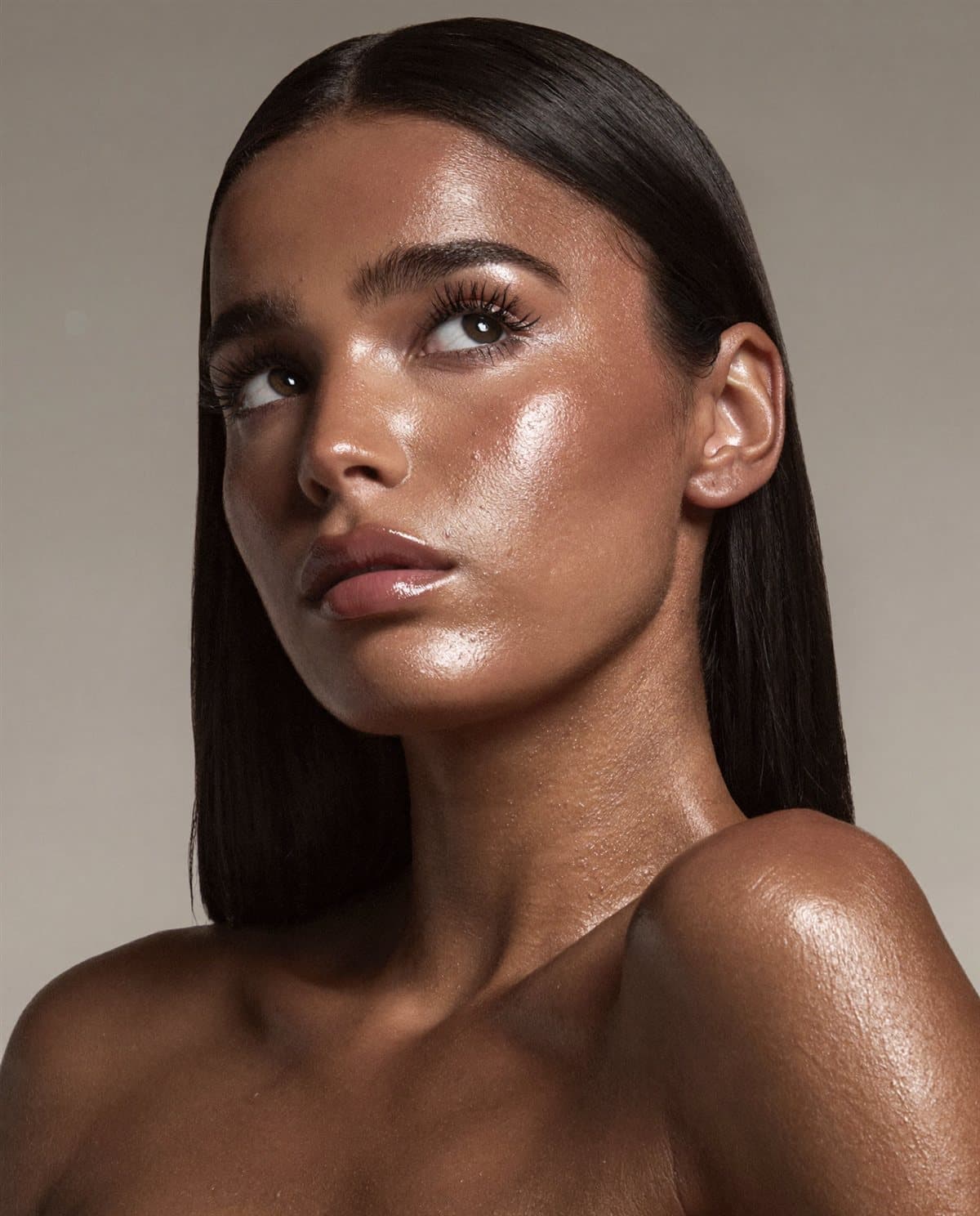 Maquillaje editorial coordinado con la dirección de arte