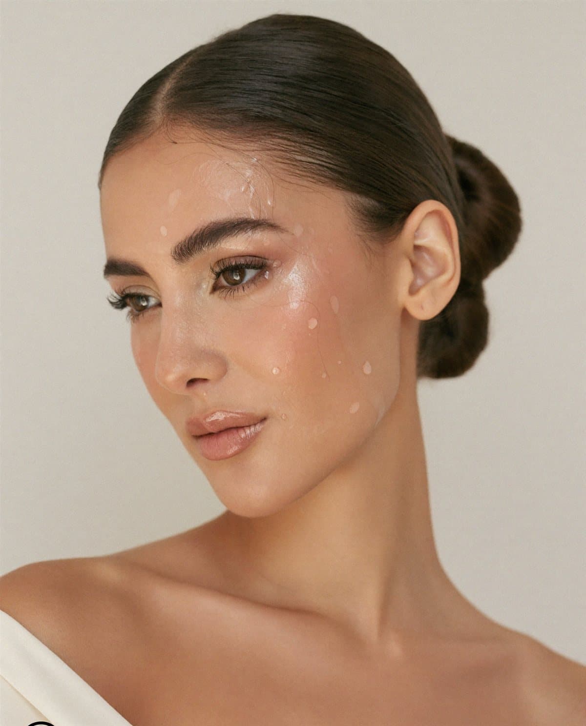 Novia con maquillaje definido durante la prueba previa