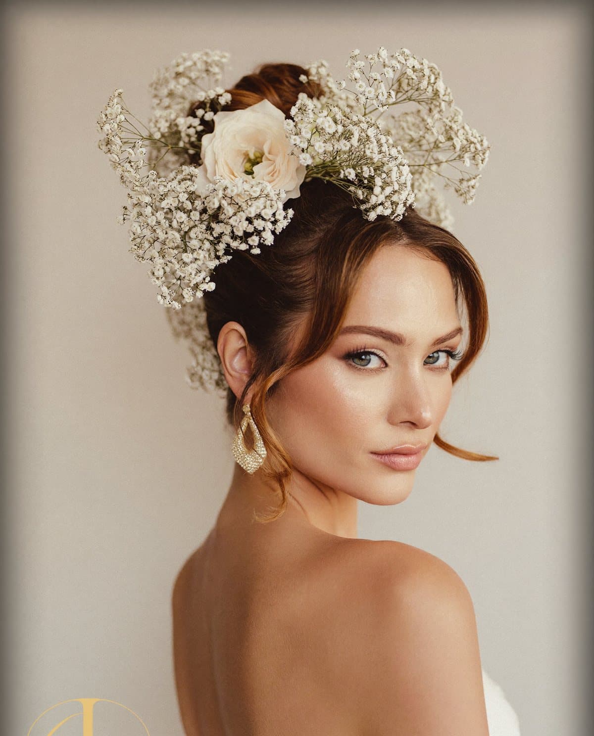 Novia con recogido y flores, maquillaje impecable
