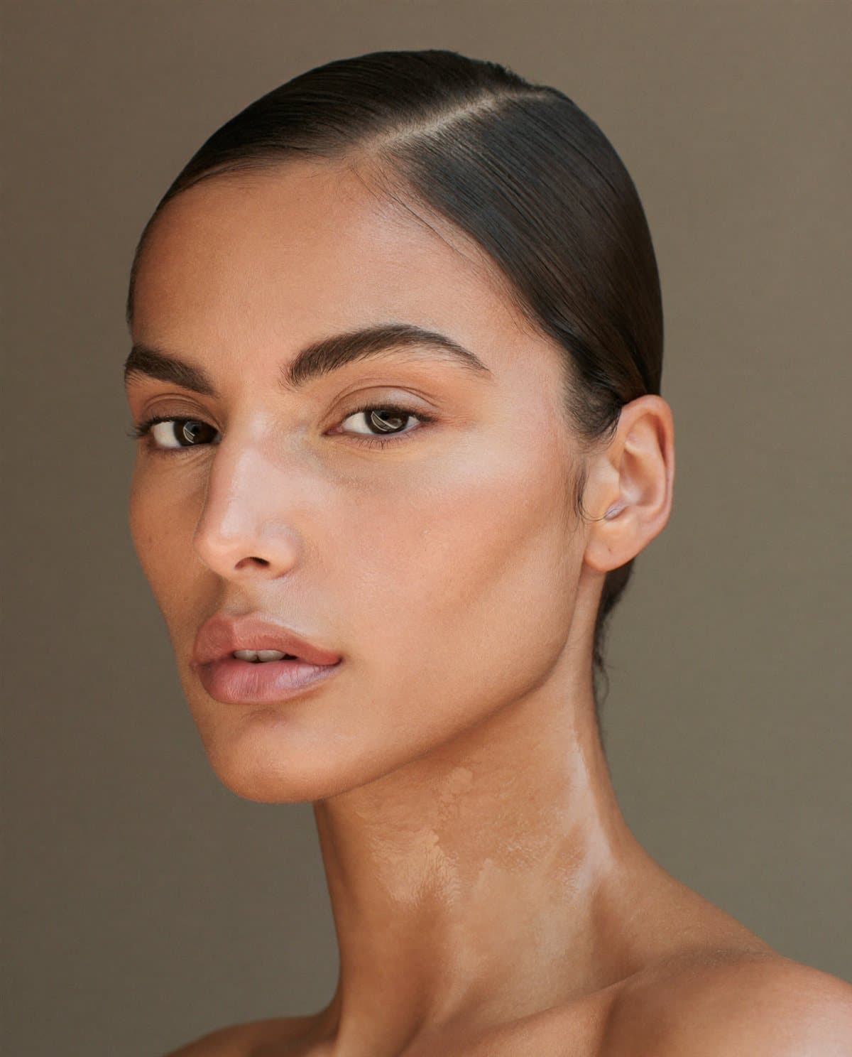 Novia con maquillaje natural luminoso tendencia 2026