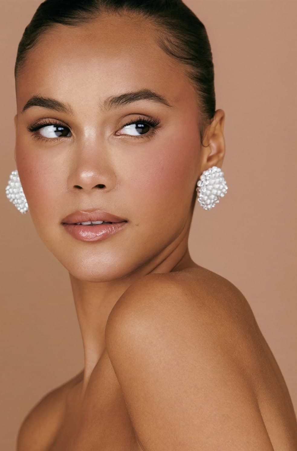 Quinceañera con maquillaje fresco y elegante apropiado para su edad