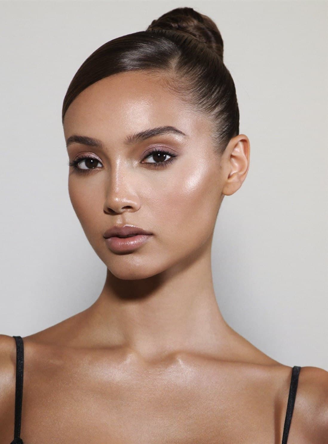 Maquillaje de graduación elegante con glam suave