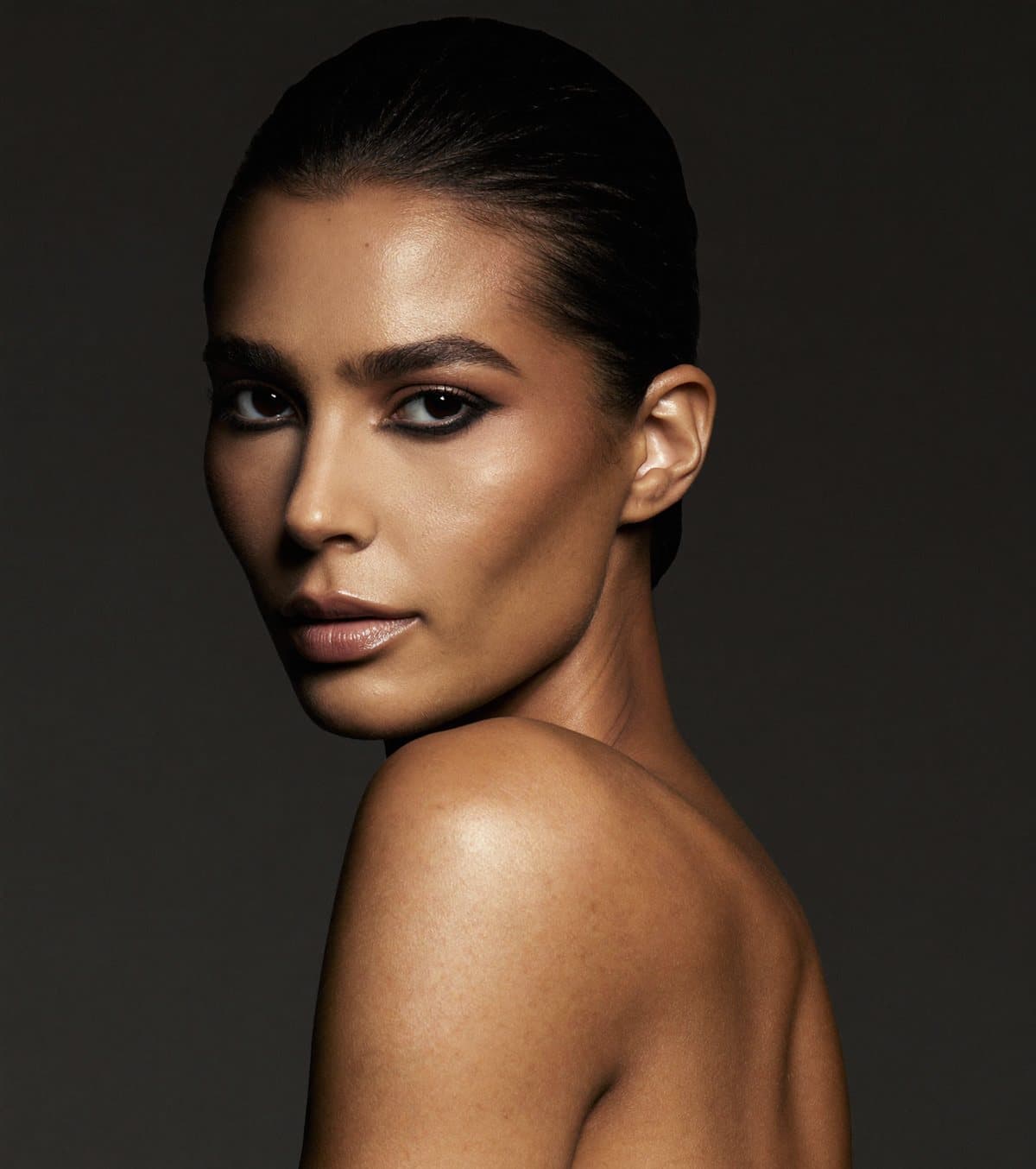 Maquillaje editorial con definición de rasgos para cámara