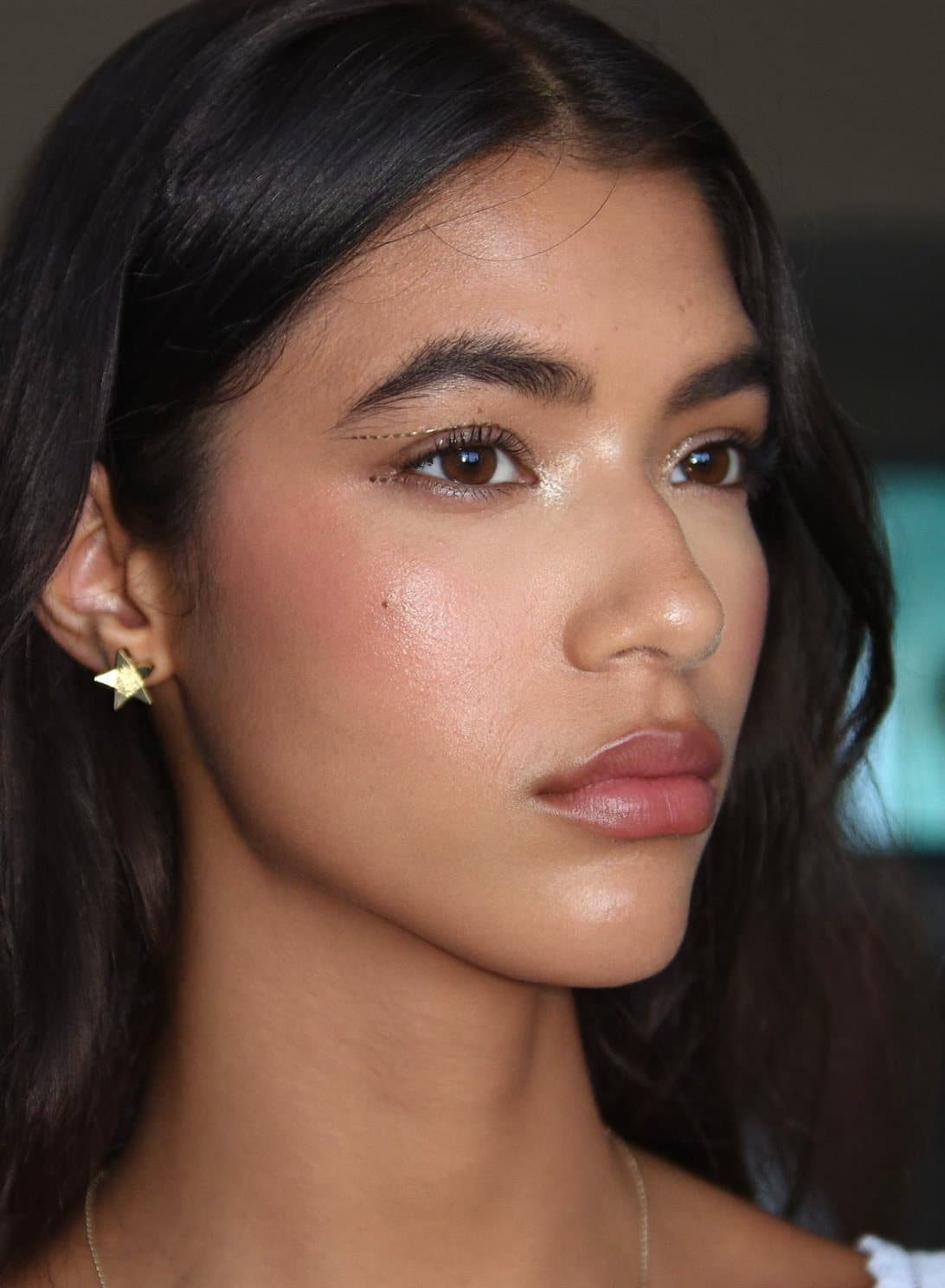 Maquillaje de quinceañera fresco con piel radiante y mirada definida