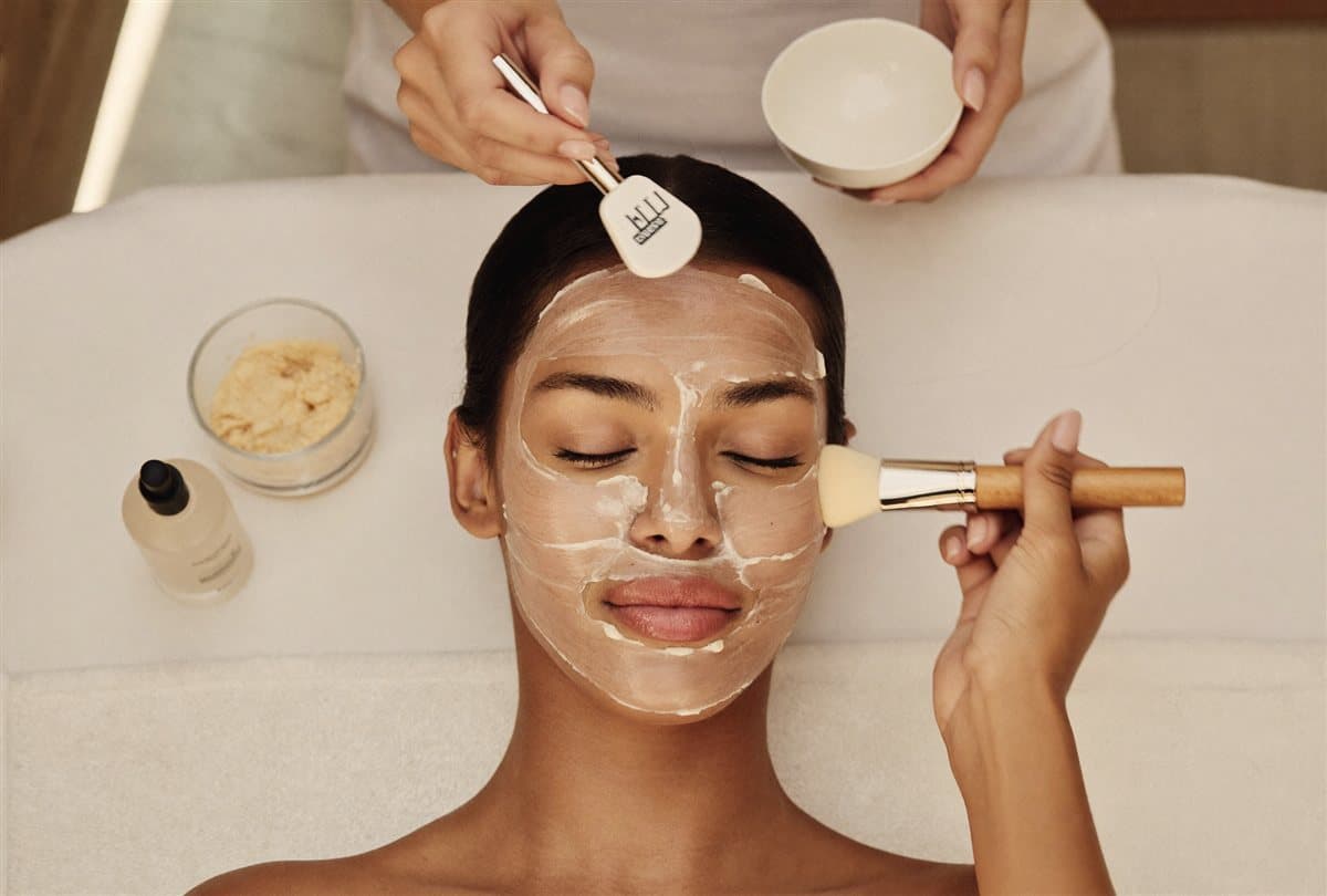 Ritual de preparación de piel con terapia LED y mascarilla antes del maquillaje de novia