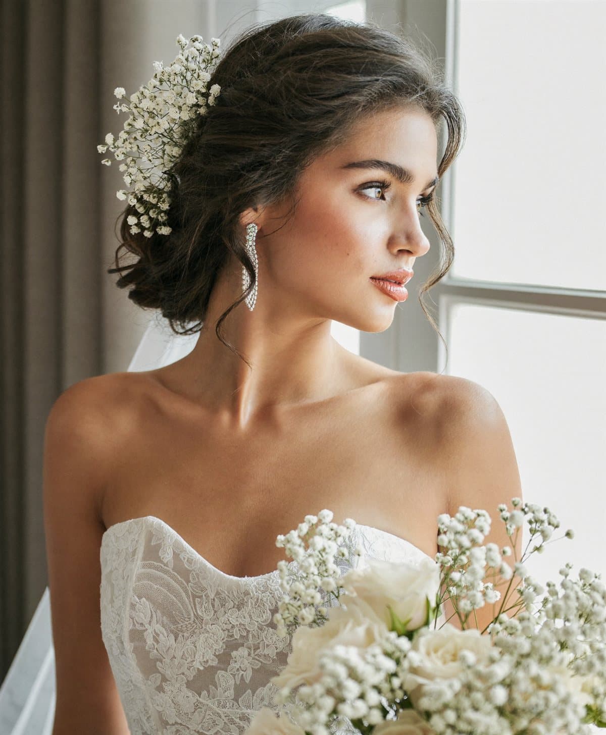 Novia con recogido romántico y piel radiante