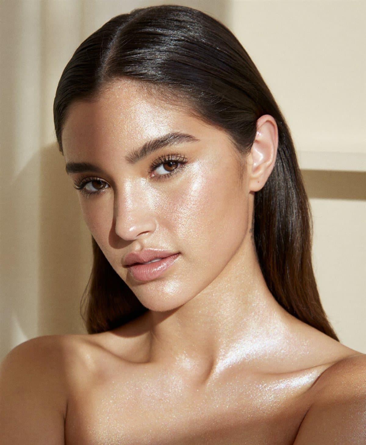 Maquillaje editorial con luz dramática
