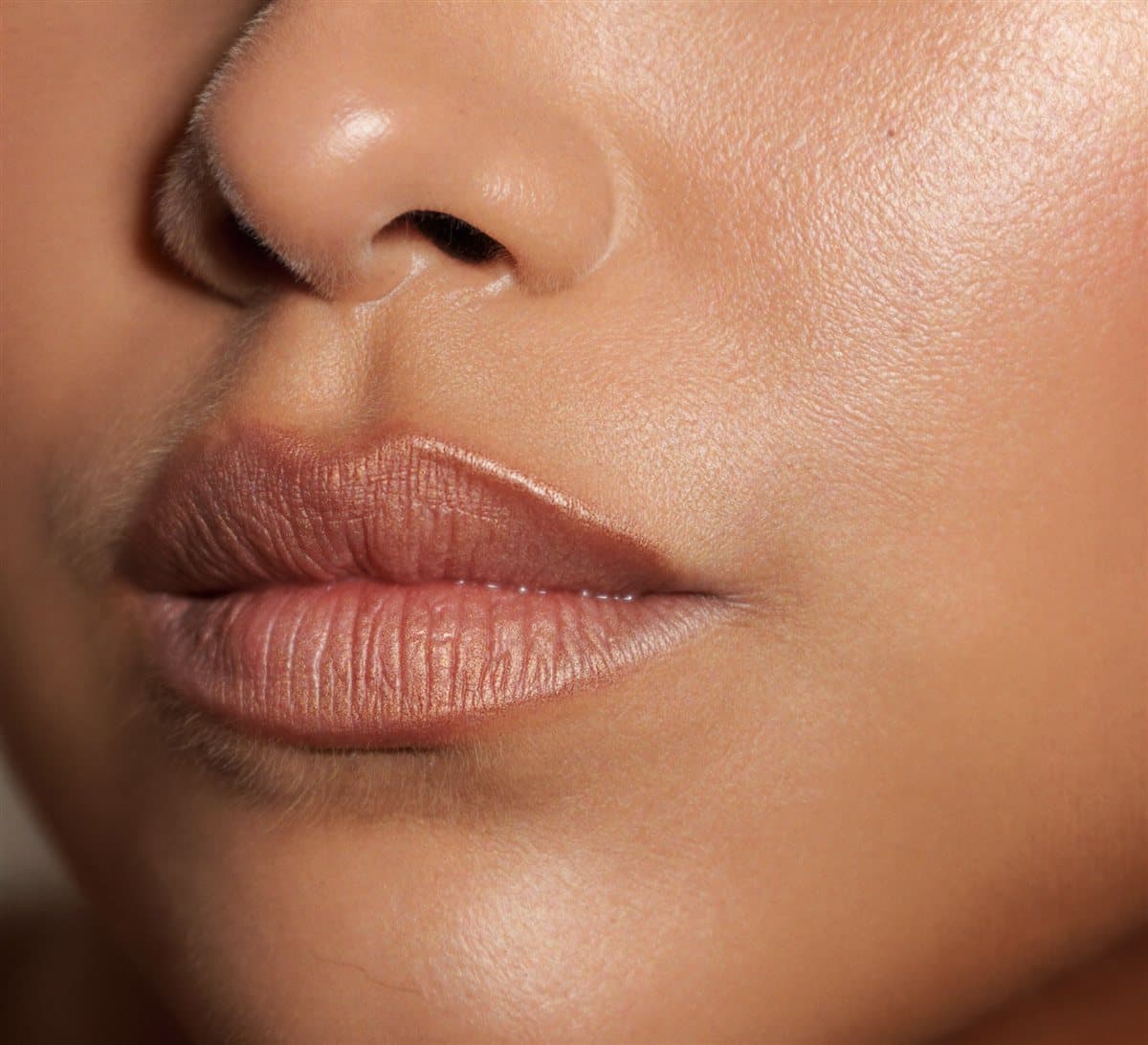 Detalle de labios con acabado satinado