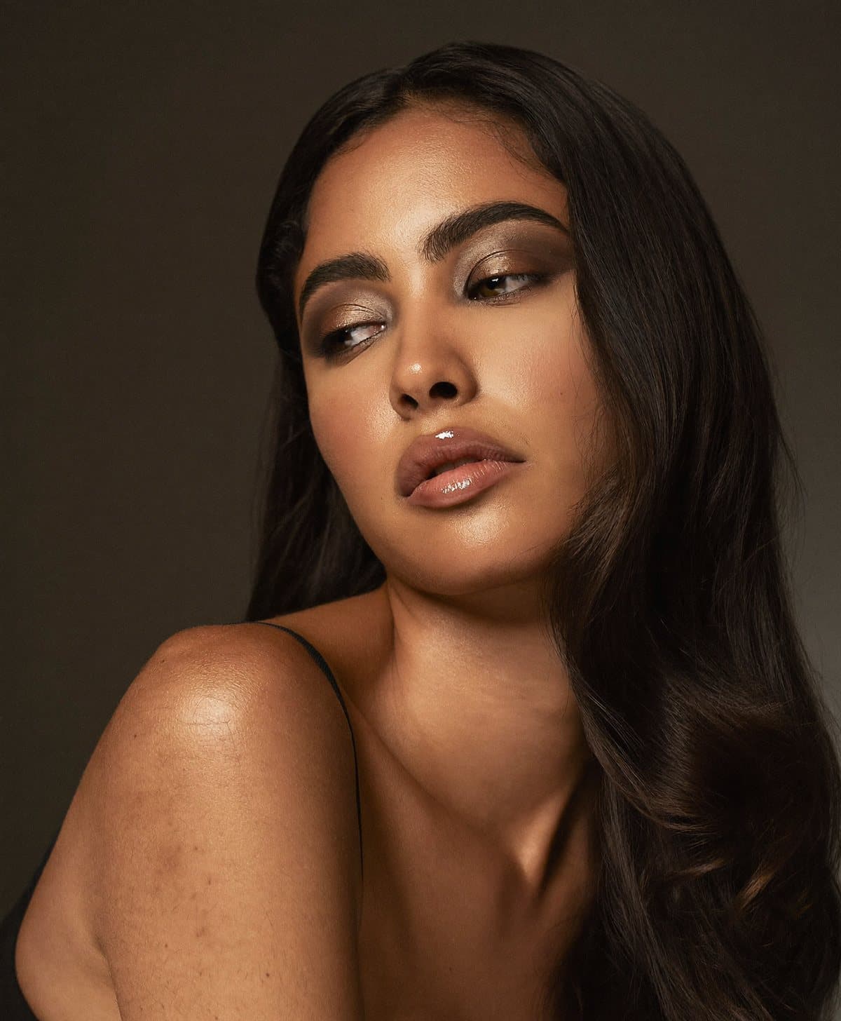 Maquillaje social bronceado para fiesta de noche