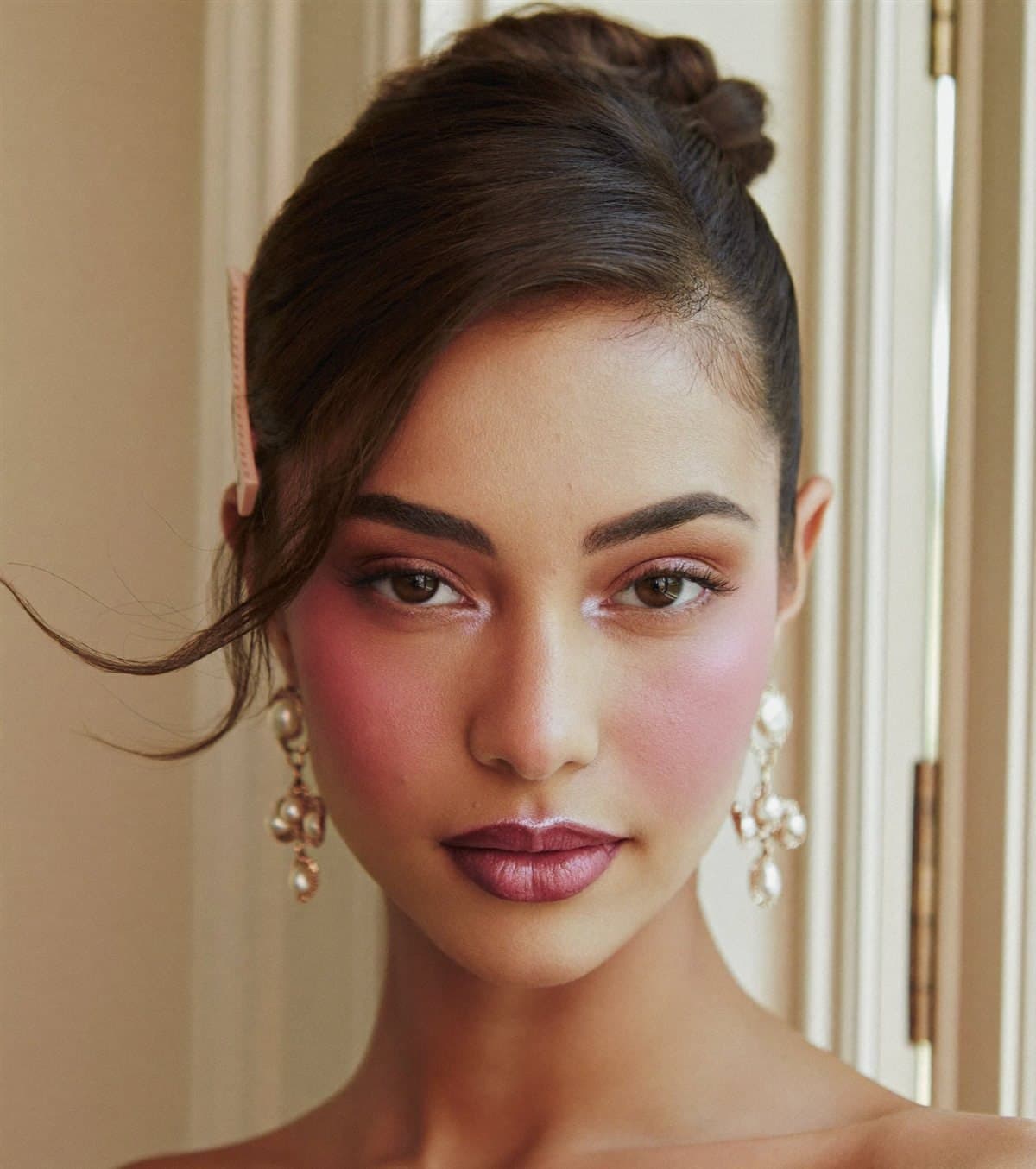 Quinceañera con maquillaje juvenil y delicado