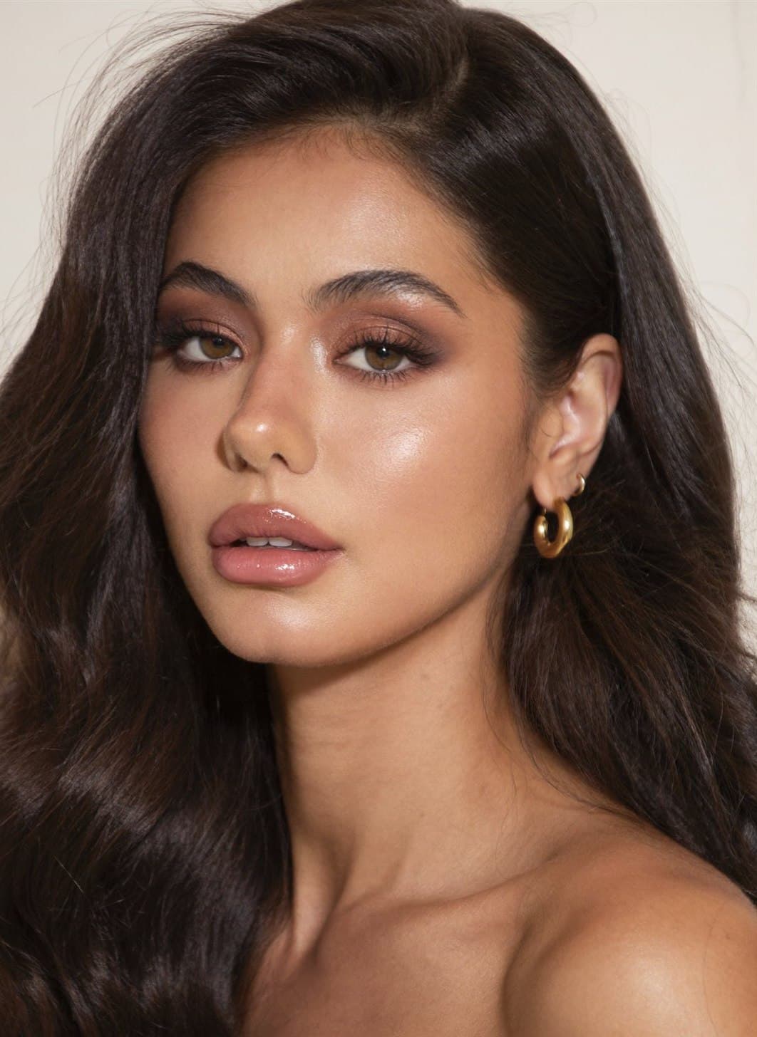 Maquillaje glam con ojos ahumados cálidos