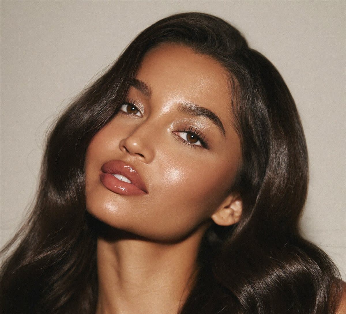 Maquillaje social con ondas suaves para evento