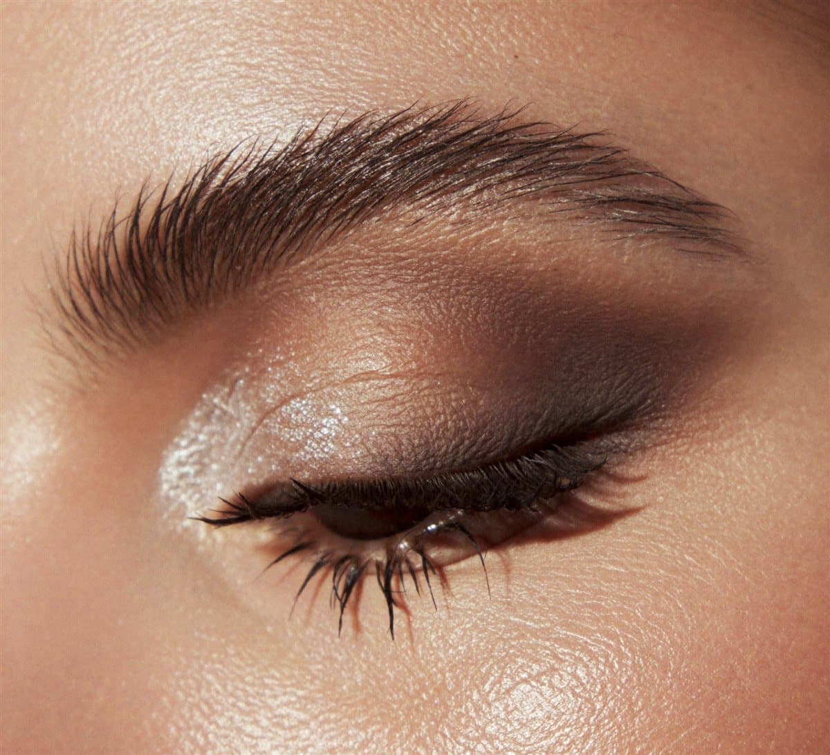 Detalle de ojos con delineado difuminado