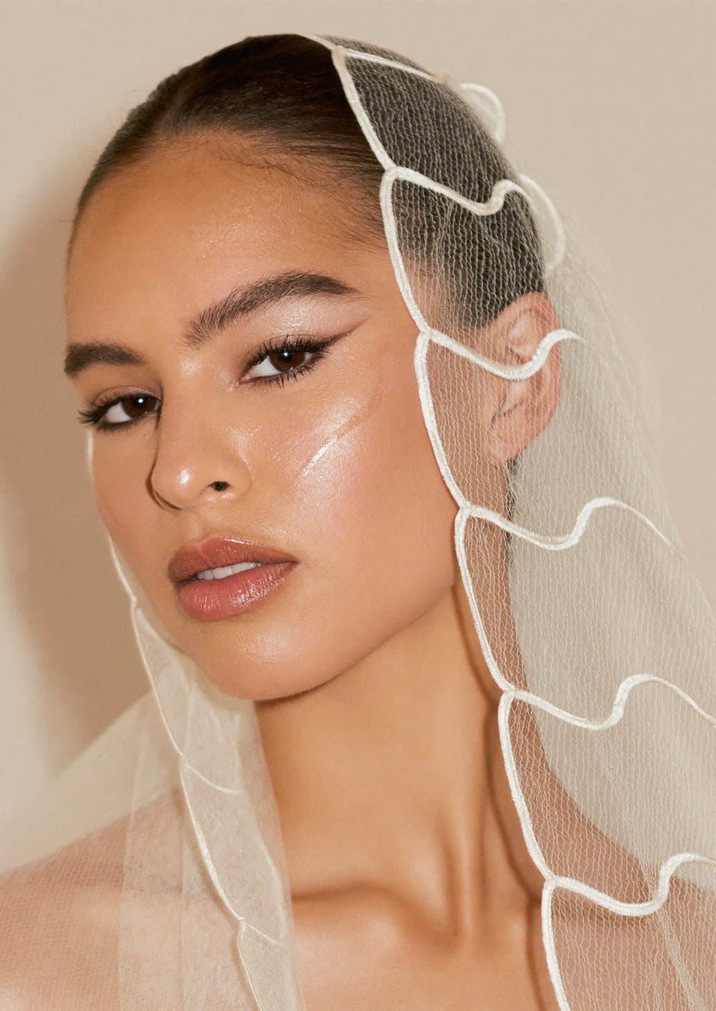 Novia con velo y maquillaje de larga duración