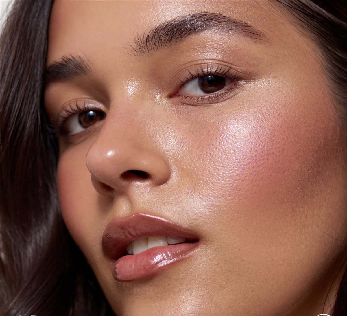 Detalle de piel glow con acabado natural